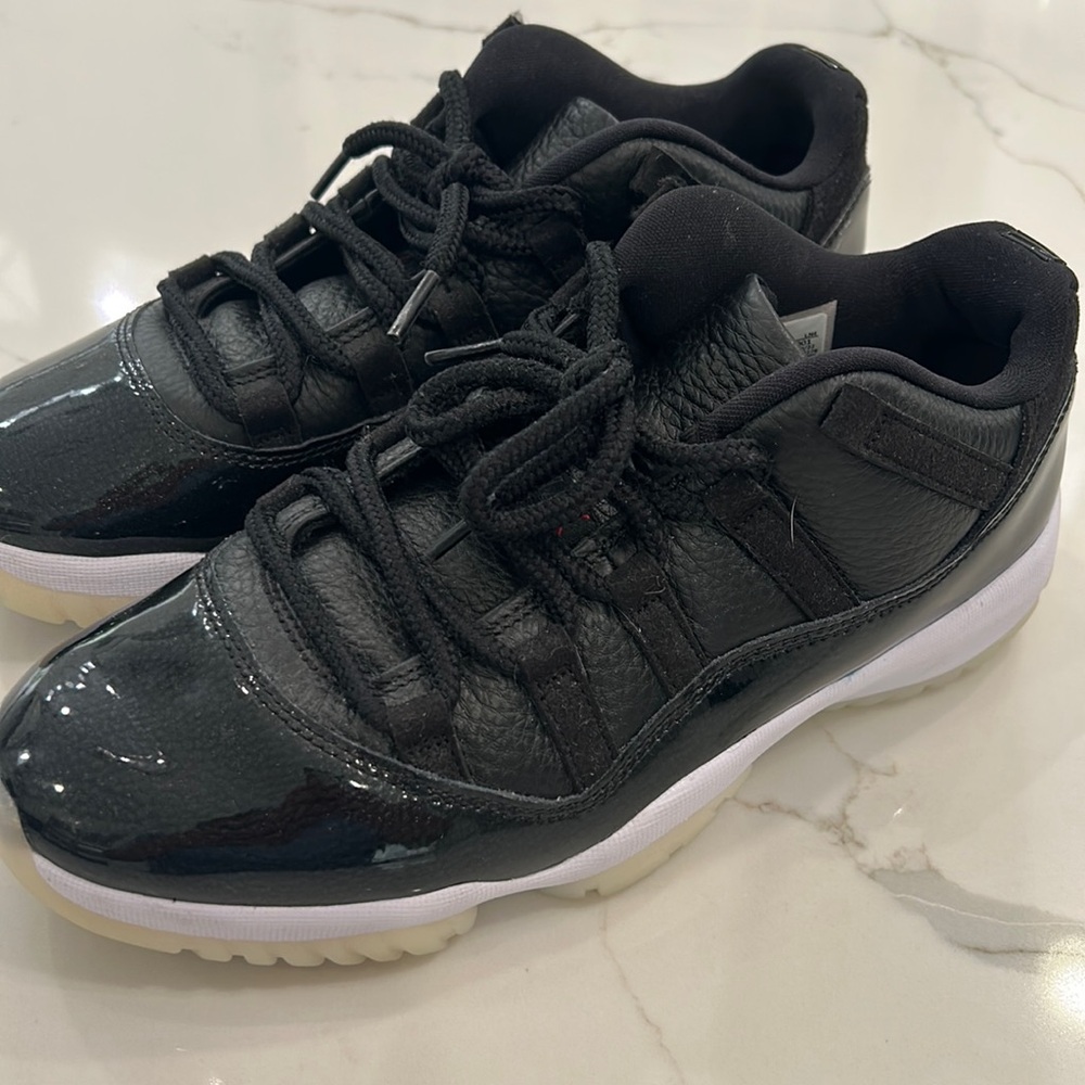 Jordan retro 11. Perfect condition worn once.